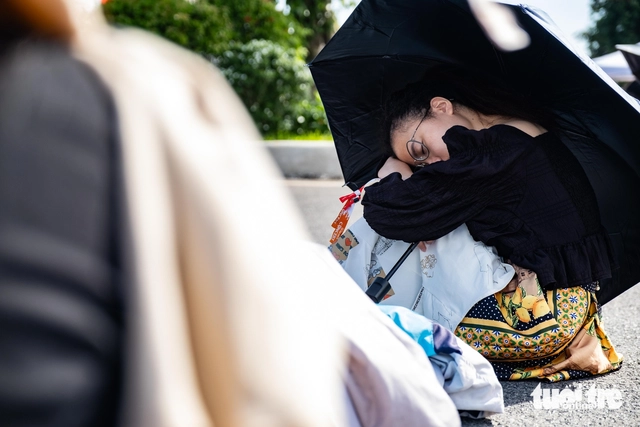 Fans queue overnight in heat for Vietnam concert series - Ảnh 8. Fans queue overnight in heat for Vietnam concert series - Ảnh 7.