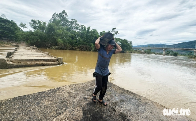 Off-season floods take heavy toll on crops in central Vietnam’s flood-prone district- Ảnh 11. Off-season floods take heavy toll on crops in central Vietnam’s flood-prone district- Ảnh 11.