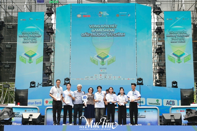 Tìm ra 4 đội vào chung kết gameshow Đấu trường tài chính tại Ngày không tiền mặt 2025 - Ảnh 8.