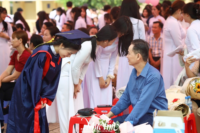 Học sinh Trường THPT Lê Minh Xuân đón tuổi 18 ý nghĩa trong mùa tri ân - Ảnh 13.