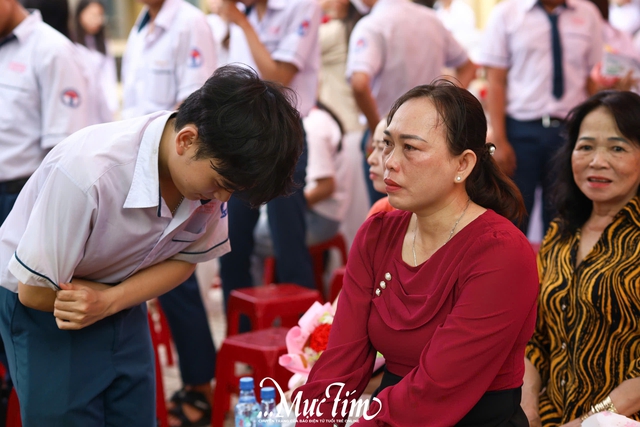 Học sinh Trường THPT Lê Minh Xuân đón tuổi 18 ý nghĩa trong mùa tri ân - Ảnh 14.