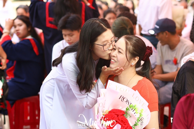 Học sinh Trường THPT Lê Minh Xuân đón tuổi 18 ý nghĩa trong mùa tri ân - Ảnh 15.