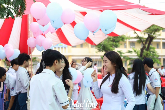 Học sinh Trường THPT Lê Minh Xuân đón tuổi 18 ý nghĩa trong mùa tri ân - Ảnh 3.