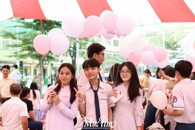 Học sinh Trường THPT Lê Minh Xuân đón tuổi 18 ý nghĩa trong mùa tri ân - Ảnh 4.
