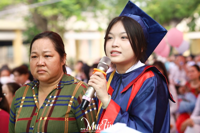 Học sinh Trường THPT Lê Minh Xuân đón tuổi 18 ý nghĩa trong mùa tri ân - Ảnh 24.