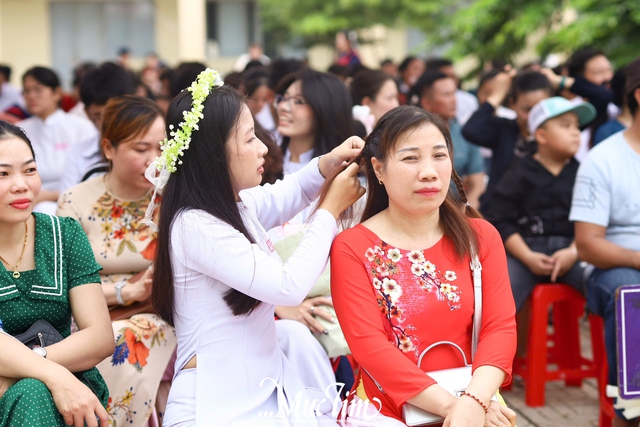 Học sinh Trường THPT Lê Minh Xuân đón tuổi 18 ý nghĩa trong mùa tri ân - Ảnh 25.