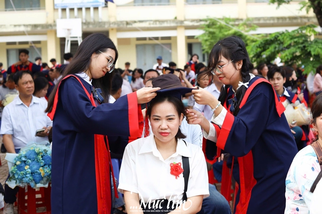 Học sinh Trường THPT Lê Minh Xuân đón tuổi 18 ý nghĩa trong mùa tri ân - Ảnh 26.