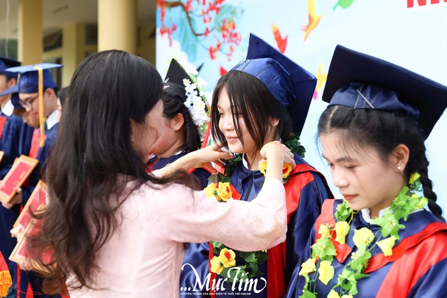 Học sinh Trường THPT Lê Minh Xuân đón tuổi 18 ý nghĩa trong mùa tri ân - Ảnh 31.