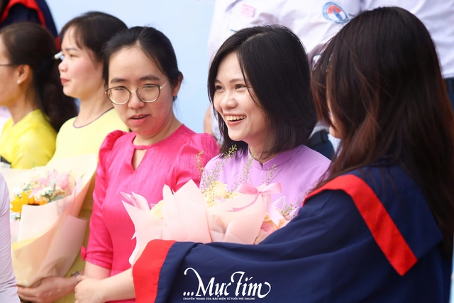 Học sinh Trường THPT Lê Minh Xuân đón tuổi 18 ý nghĩa trong mùa tri ân - Ảnh 32.