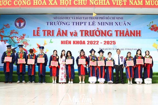 Học sinh Trường THPT Lê Minh Xuân đón tuổi 18 ý nghĩa trong mùa tri ân - Ảnh 33.