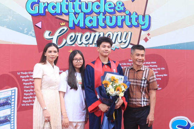 Trường tặng điện thoại, máy tính bảng cho học sinh trong lễ tri ân và trưởng thành- Ảnh 9.
