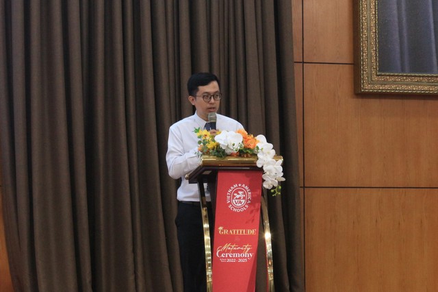 Trường tặng điện thoại, máy tính bảng cho học sinh trong lễ tri ân và trưởng thành- Ảnh 6.