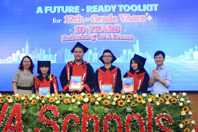 Trường tặng điện thoại, máy tính bảng cho học sinh trong lễ tri ân và trưởng thành- Ảnh 4.
