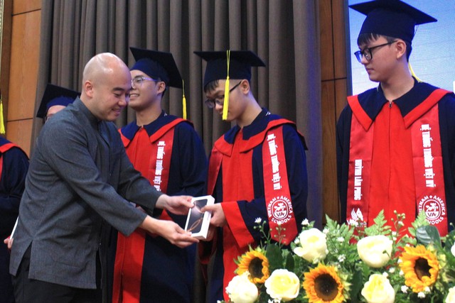 Trường tặng điện thoại, máy tính bảng cho học sinh trong lễ tri ân và trưởng thành- Ảnh 1.