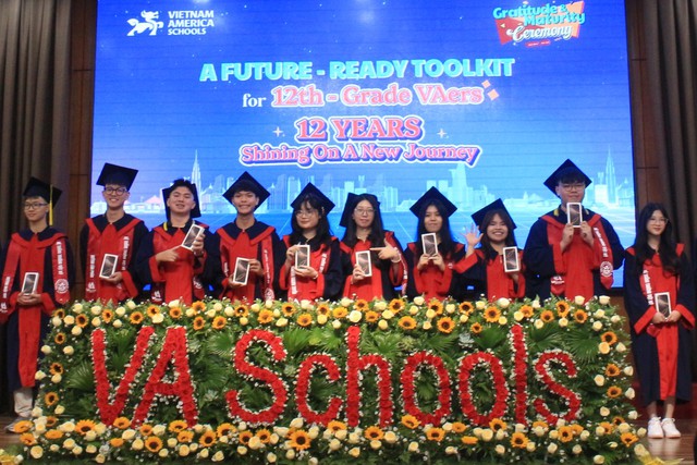 Trường tặng điện thoại, máy tính bảng cho học sinh trong lễ tri ân và trưởng thành- Ảnh 3.