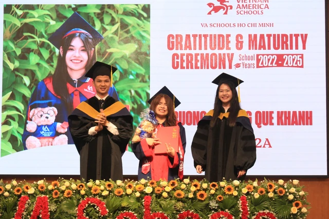 Trường tặng điện thoại, máy tính bảng cho học sinh trong lễ tri ân và trưởng thành- Ảnh 7.
