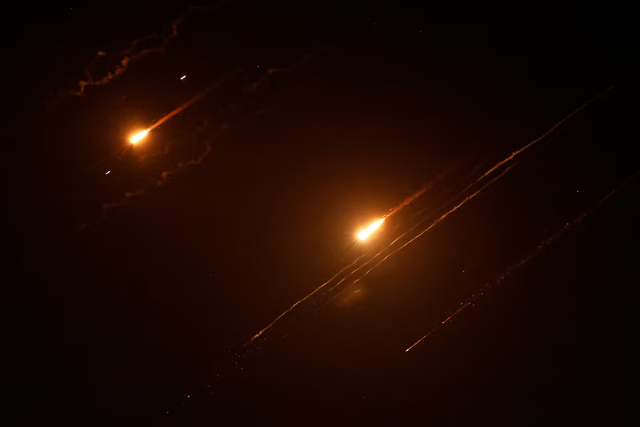 Israel and Iran strike at each other in new wave of attacks- Ảnh 4. Israel and Iran strike at each other in new wave of attacks- Ảnh 4.