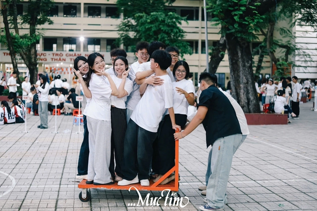 Thầy trò Trường THPT Hùng Vương thắp nến tuổi 18, cùng viết nên lời tạm biệt- Ảnh 4.