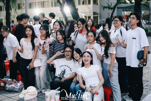 Thầy trò Trường THPT Hùng Vương thắp nến tuổi 18, cùng viết nên lời tạm biệt- Ảnh 6.