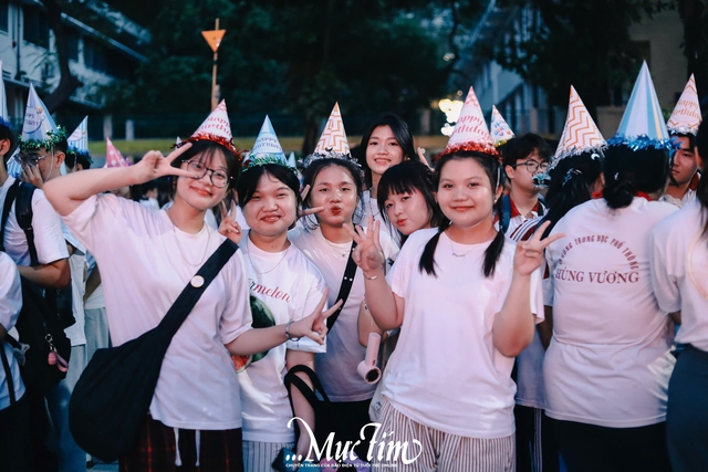 Thầy trò Trường THPT Hùng Vương thắp nến tuổi 18, cùng viết nên lời tạm biệt- Ảnh 10.
