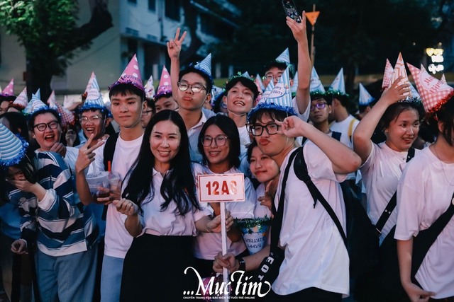 Thầy trò Trường THPT Hùng Vương thắp nến tuổi 18, cùng viết nên lời tạm biệt- Ảnh 11.