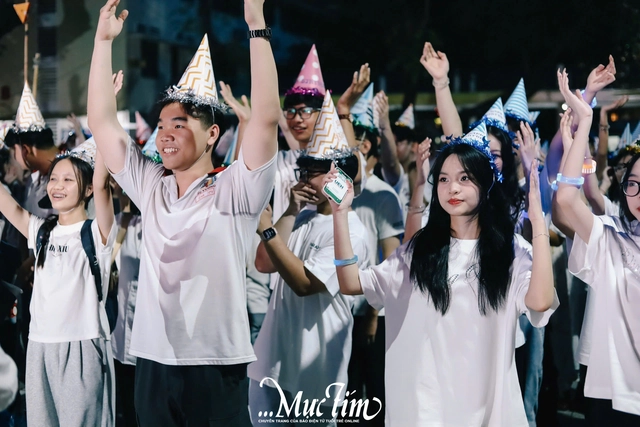 Thầy trò Trường THPT Hùng Vương thắp nến tuổi 18, cùng viết nên lời tạm biệt- Ảnh 17.