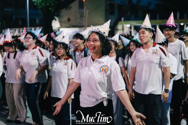 Thầy trò Trường THPT Hùng Vương thắp nến tuổi 18, cùng viết nên lời tạm biệt- Ảnh 21.