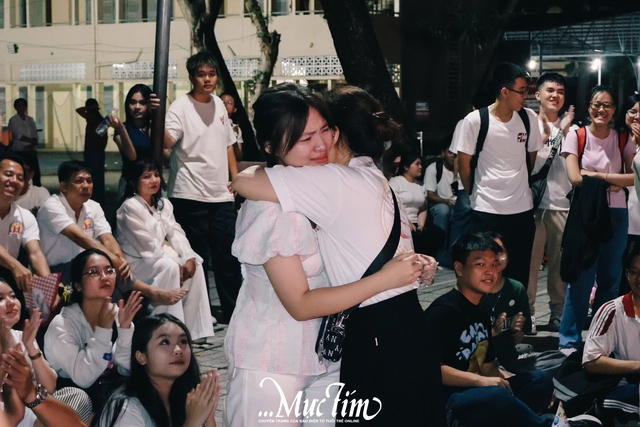 Thầy trò Trường THPT Hùng Vương thắp nến tuổi 18, cùng viết nên lời tạm biệt- Ảnh 35.
