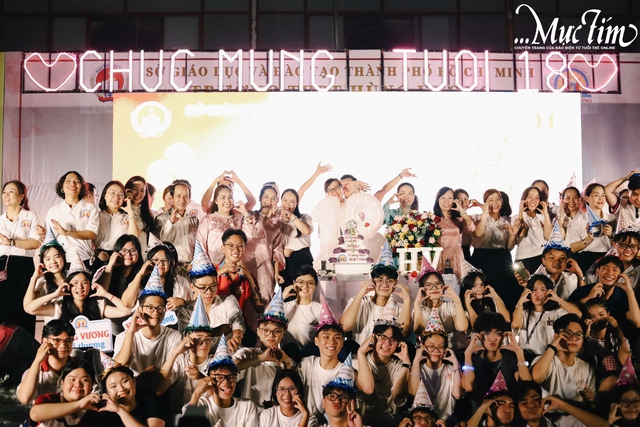 Thầy trò Trường THPT Hùng Vương thắp nến tuổi 18, cùng viết nên lời tạm biệt- Ảnh 1.