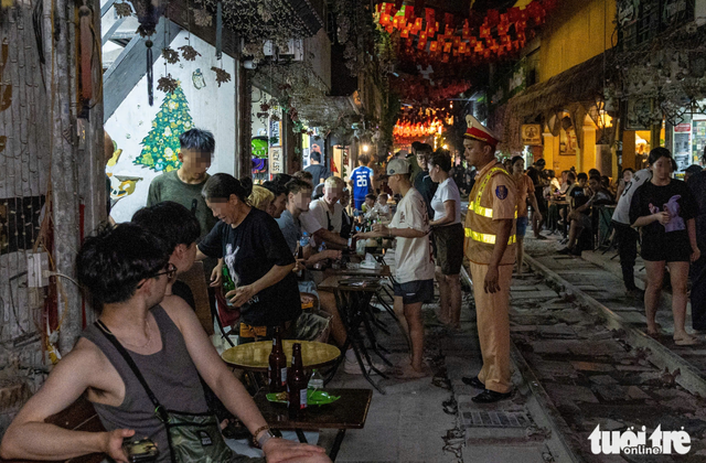 Police ask hundreds of foreign tourists to leave Hanoi’s ‘trackside café street’ for safety- Ảnh 1. Police ask hundreds of foreign tourists to leave Hanoi’s ‘trackside café street’ for safety- Ảnh 1.