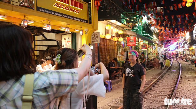 Police ask hundreds of foreign tourists to leave Hanoi’s ‘trackside café street’ for safety- Ảnh 2. Police ask hundreds of foreign tourists to leave Hanoi’s ‘trackside café street’ for safety- Ảnh 2.
