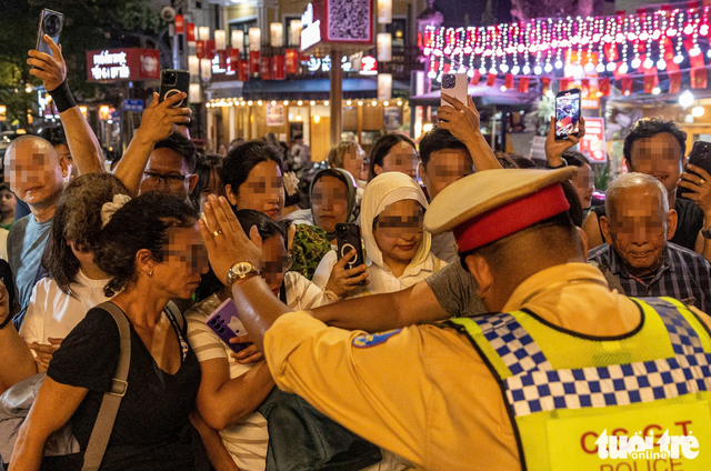 Police ask hundreds of foreign tourists to leave Hanoi’s ‘trackside café street’ for safety- Ảnh 3. Police ask hundreds of foreign tourists to leave Hanoi’s ‘trackside café street’ for safety- Ảnh 3.
