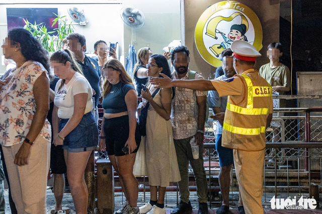 Police ask hundreds of foreign tourists to leave Hanoi’s ‘trackside café street’ for safety- Ảnh 4. Police ask hundreds of foreign tourists to leave Hanoi’s ‘trackside café street’ for safety- Ảnh 4.