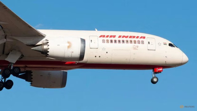 Air India Dreamliner returns to Hong Kong after technical issue - Ảnh 1.