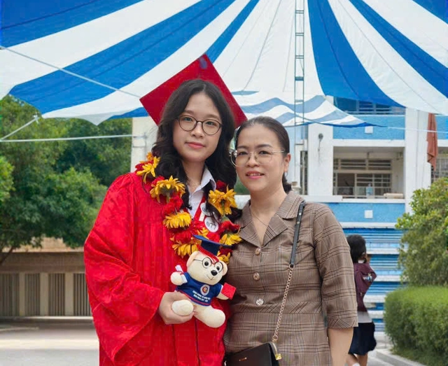 Thủ khoa chuyên Hóa Trường Phổ thông Năng khiếu luôn có bố mẹ đồng hành- Ảnh 1.