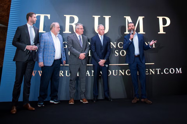 Trump family in phone service licensing deal, touts a $499 device- Ảnh 2. Trump family in phone service licensing deal, touts a $499 device- Ảnh 2.