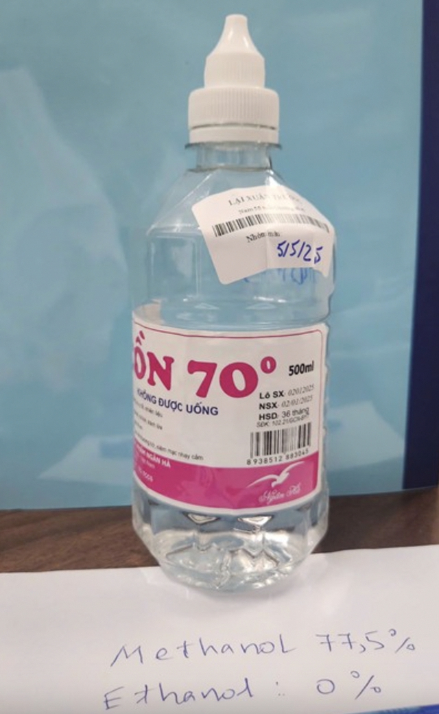 Grassroots official in Hanoi arrested for producing fake medical alcohol - Ảnh 2.