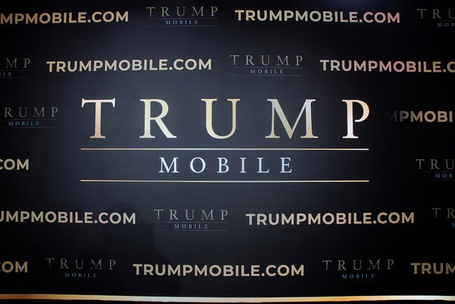 Trump family in phone service licensing deal, touts a $499 device- Ảnh 4. Trump family in phone service licensing deal, touts a $499 device- Ảnh 4.