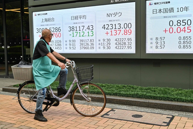 Japan to fine 12,000 yen for using mobile phone while bicycling- Ảnh 1. Japan to fine 12,000 yen for using mobile phone while bicycling- Ảnh 1.