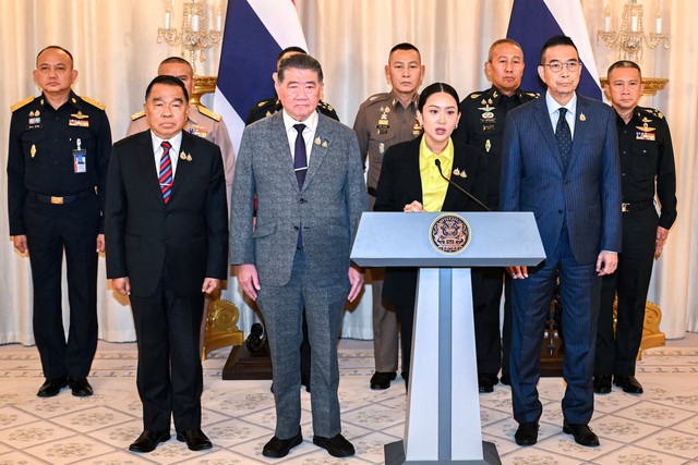 Thai PM under mounting pressure as ruling coalition hangs by a thread - Ảnh 1.