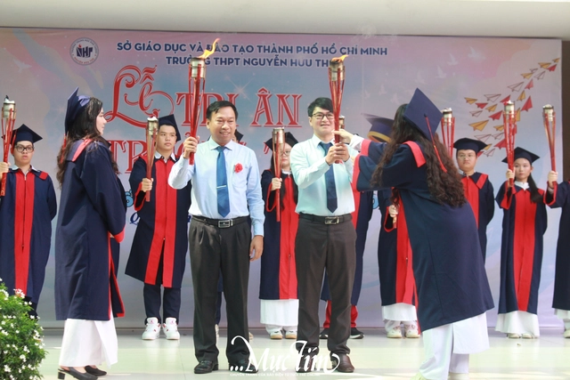 Học trò Trường THPT Nguyễn Hữu Thọ gửi lời chào tạm biệt 1000 ngày thanh xuân - Ảnh 3.