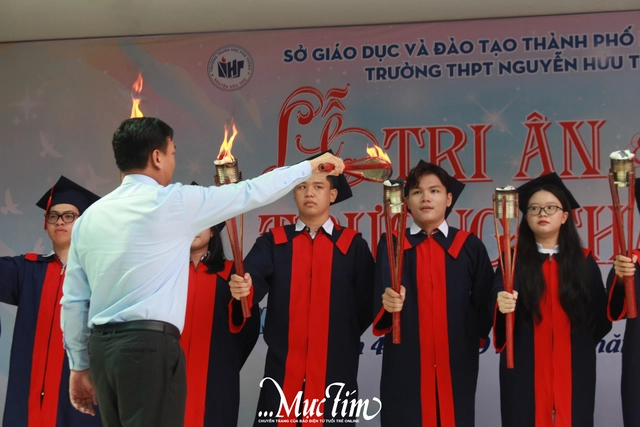 Học trò Trường THPT Nguyễn Hữu Thọ gửi lời chào tạm biệt 1000 ngày thanh xuân - Ảnh 4.