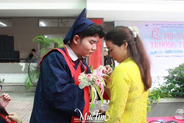 Học trò Trường THPT Nguyễn Hữu Thọ gửi lời chào tạm biệt 1000 ngày thanh xuân - Ảnh 12.