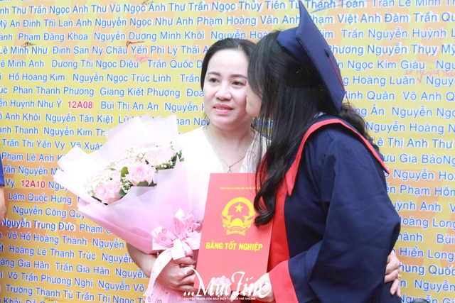 Học trò Trường THPT Nguyễn Hữu Thọ gửi lời chào tạm biệt 1000 ngày thanh xuân - Ảnh 20.