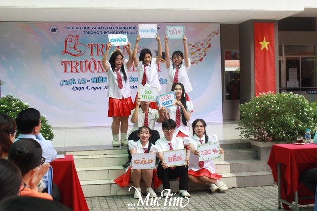 Học trò Trường THPT Nguyễn Hữu Thọ gửi lời chào tạm biệt 1000 ngày thanh xuân - Ảnh 7.