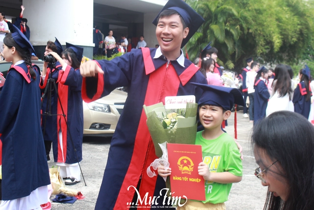Học trò Trường THPT Nguyễn Hữu Thọ gửi lời chào tạm biệt 1000 ngày thanh xuân - Ảnh 22.