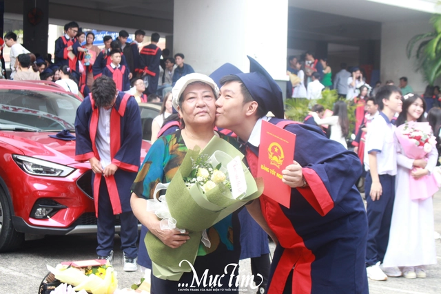 Học trò Trường THPT Nguyễn Hữu Thọ gửi lời chào tạm biệt 1000 ngày thanh xuân - Ảnh 23.