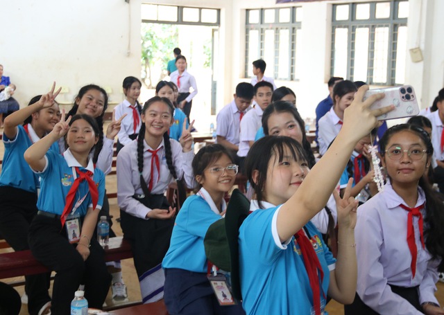 Thiếu nhi TP.HCM giao lưu thiếu nhi tỉnh Champasak (Lào): nồng ấm những cái ôm- Ảnh 4.