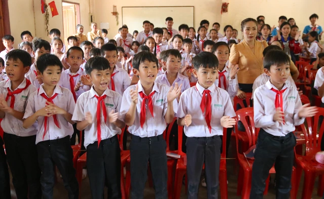 Thiếu nhi TP.HCM giao lưu thiếu nhi tỉnh Champasak (Lào): nồng ấm những cái ôm- Ảnh 10.