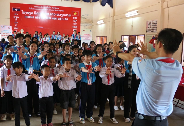 Thiếu nhi TP.HCM giao lưu thiếu nhi tỉnh Champasak (Lào): nồng ấm những cái ôm- Ảnh 9.